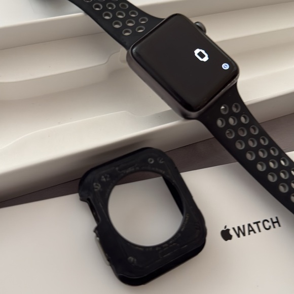 Apple Watch Series 3 42MM Aluminum case free cover - Picture 13 of 17
